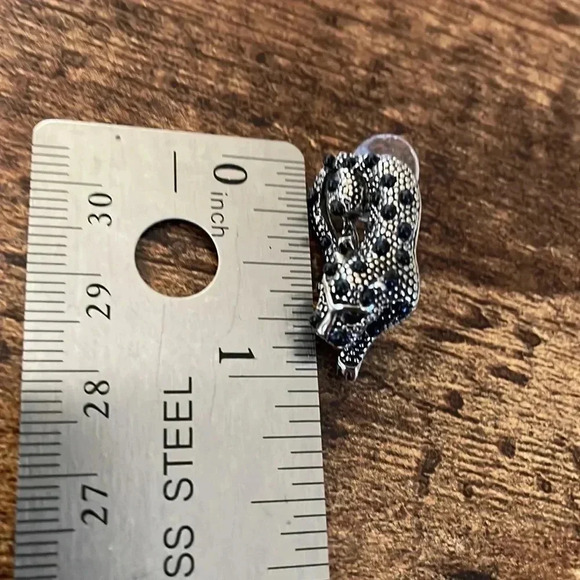 ❤️ NEW 2/$20 or 3/$25 Black and Silver Cat Earrings - Picture 4 of 5